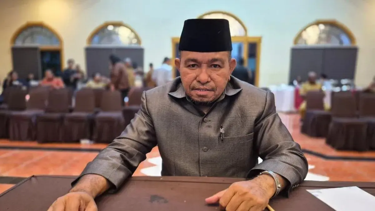 Anggota DPRP Papua Barat Saleh Siknun memberikan keterangan kepada awak media di Manokwari, Senin (31/8/2026). (ANTARA/Fransiskus Salu Weking)