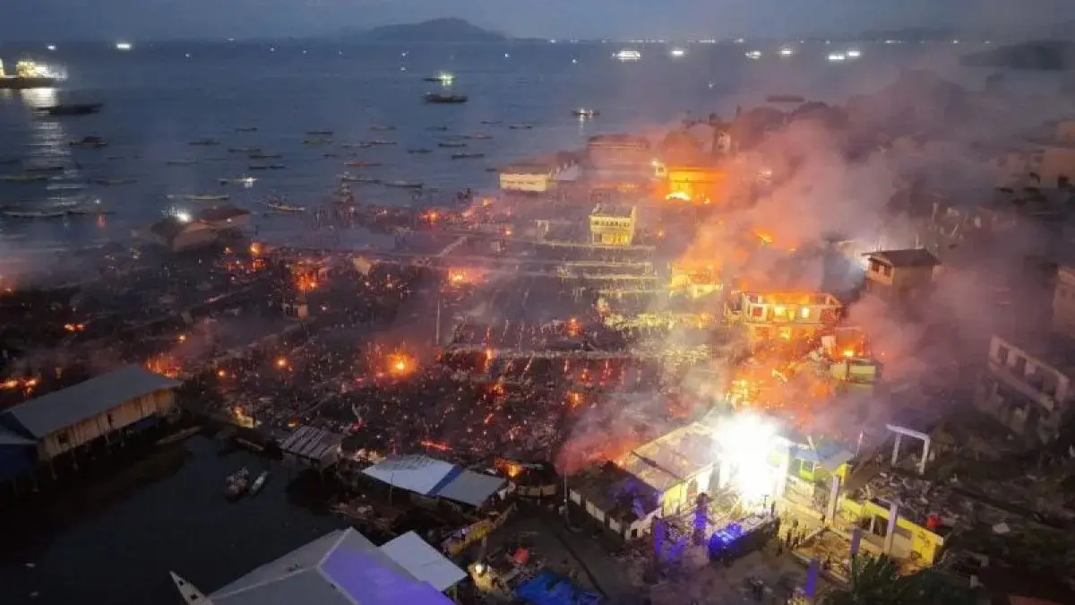 Kebakaran di kawasan Mandala, Distrik Jayapura Utara, Jayapura , Senin (31/8/2026) menghanguskan ratusan rumah yang berada di pesisir pantai. (ANTARA/HO-Pendam XVII Cenderawasih)
