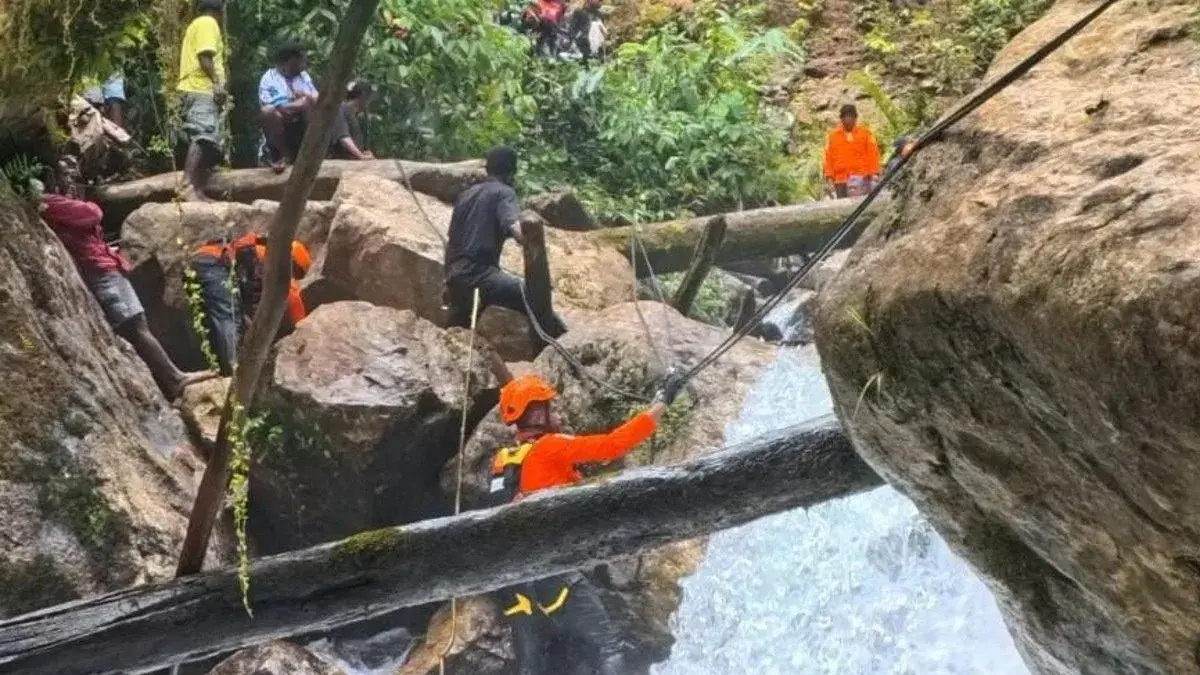 Tim SAR mengevakuasi jenazah presenter TVRI Papua Barat Yanto Idorway yang ditemukan di kawasan Air Terjun Memti, Kampung Sisrang, Pegunungan Arfak, Papua Barat, pada 27 Juli 2026. (ANTARA/HO-Basarnas Manokwari)

