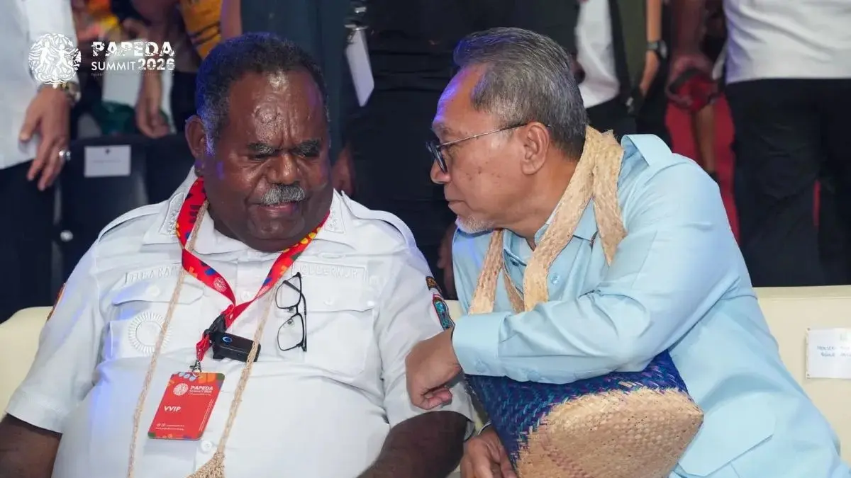 Menteri Koordinator Bidang Pangan Zulkifli Hasan berbincang dengan Gubernur PBD Elisa Kambu pada pembukaan Papeda Summit 2026 di Sorong, Rabu (2/9/2026) (ANTARA/HO-Panitia Papeda Summit 2026 Sorong)
