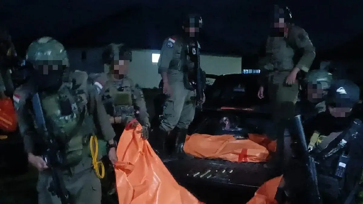 Personel gabungan Satgas Operasi Damai Cartenz dan Polres Yahukimo mengevakuasi jenazah anggota KKB Kodap XVI Yahukimo di Dekai. (ANTARA/HO-Satgas Damai Cartenz)
