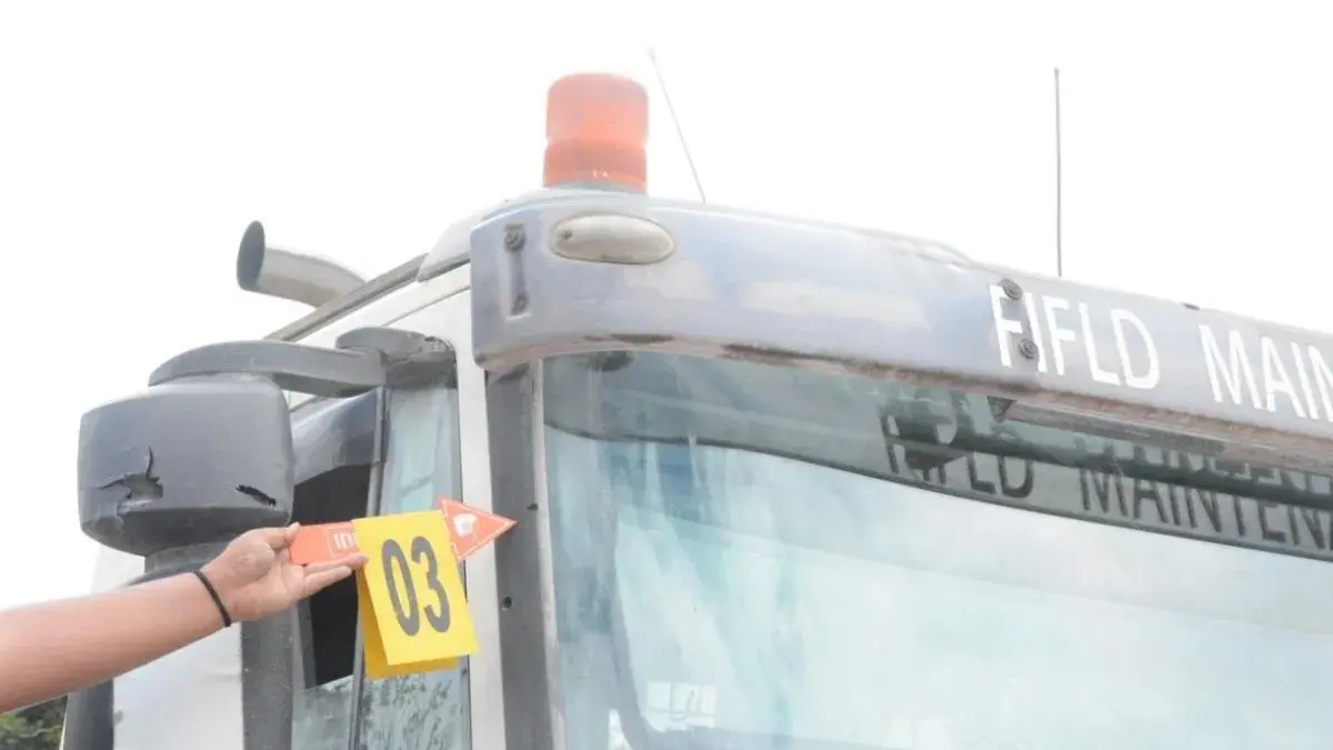 Aparat kepolisian saat melakukan olah TKP di lokasi penembakan bus milik PT Freeport Indonesia. (ANTARA/HO-Humas Damai Cartenz 2026)