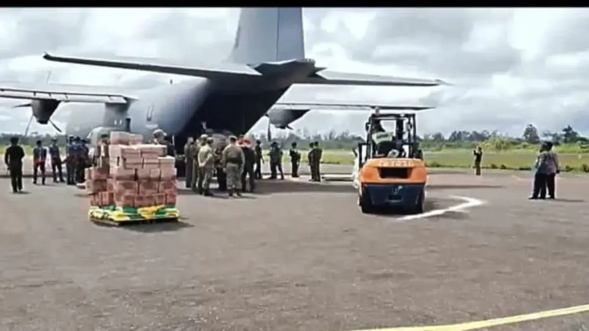 Pesawat Hercules TNI AU mengangkut sebanyak 12,5 ton beras dari Bandara Mozes Kilangin Timika menuju Dekai, Yahukimo, Papua Pegunungan, Jumat (4/9/2026). (ANTARA/HO-Istimewa)
