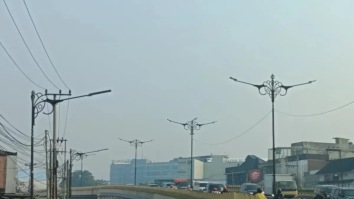 Suasana Kota Pekanbaru Provinsi Riau yang diselimuti asap sehingga memperpendek jarak pandang. (ANTARA/Bayu Agustari Adha)