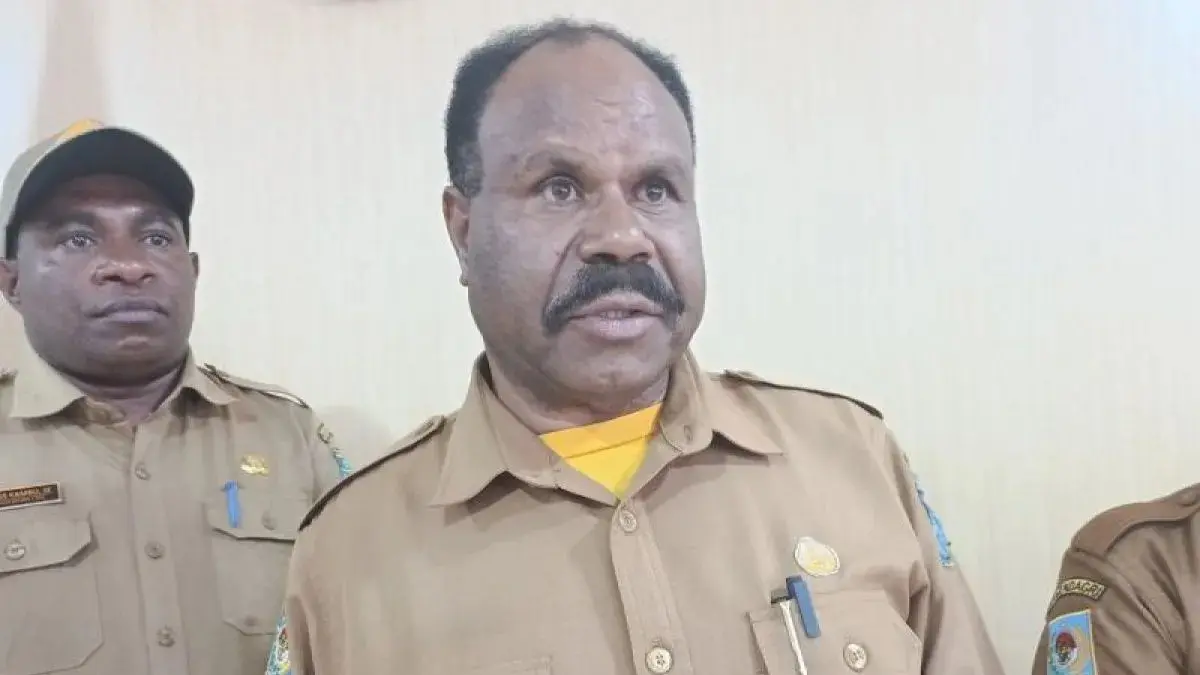 Kepala Dinas Pangan, Pertanian, Perkebunan Papua Pegunungan Sem Kepno diwawancarai wartawan di Wamena, Kabupaten Jayawijaya. (ANTARA/Yudhi Efendi)