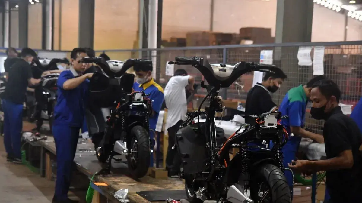 Sejumlah pekerja menyelesaikan perakitan  sepeda motor listrik di ruang produksi PT Terang Dunia Internusa Plant II, produsen United, Citeureup, Kabupaten Bogor. (ARIF FIRMANSYAH/ARIF FIRMANSYAH)
