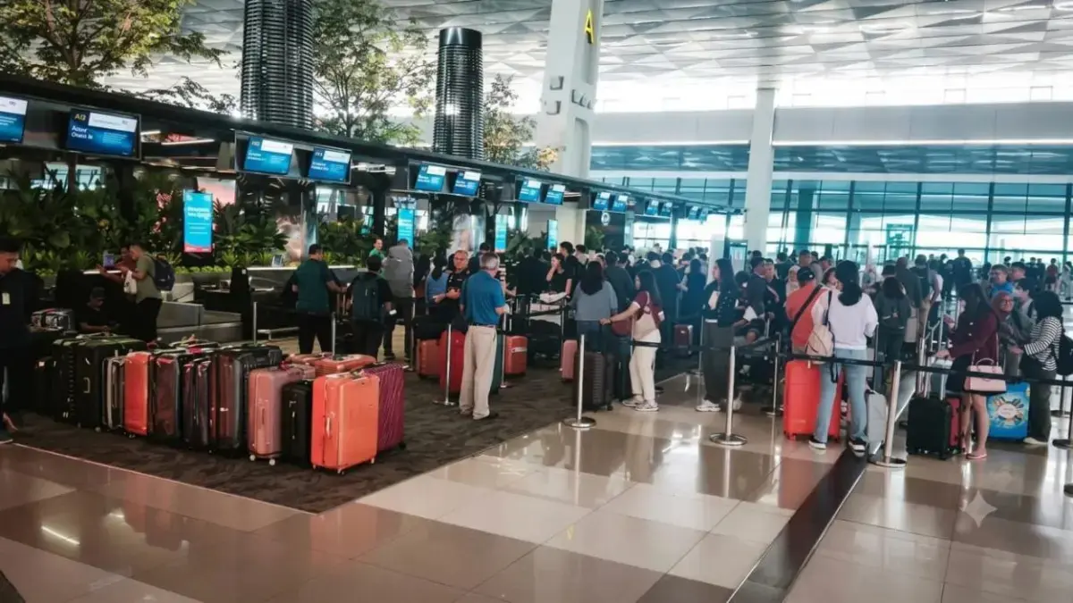 TERTAHAN: Penumpang maskapai Garuda Indonesia tertahan di Terminal 3 Bandara Soekarno-Hatta batal terbang akibat penutupan bandara pada Minggu pagi (6/9). (Dinarsa Kurniawan/JawaPos.com)