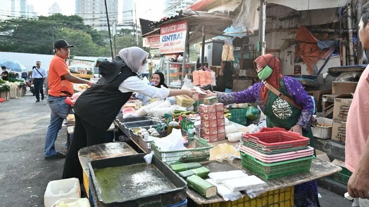 BRI membagikan masker dan vitamin kepada warga di sejumlah titik dengan mobilitas tinggi di wilayah Jakarta dan Lampung.