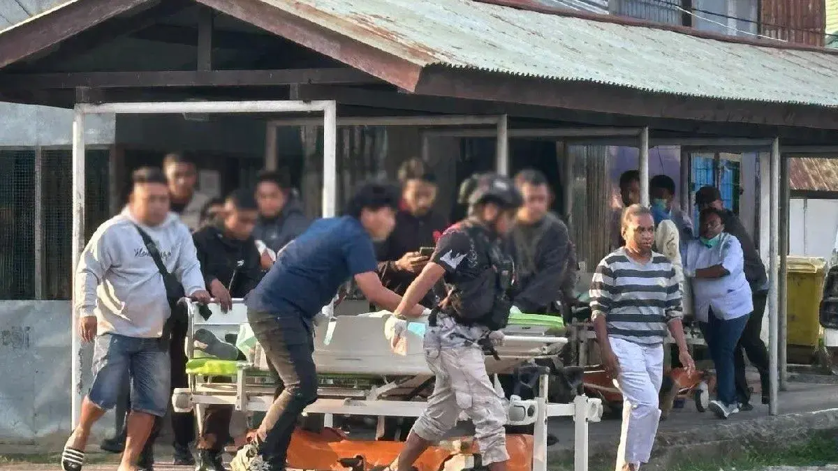 Tim gabungan saat mengevakuasi korban penembakan KKB di Muliama, Kabupaten Jayawijaya. (ANTARA/HO/Satgas Damai Cartenz)