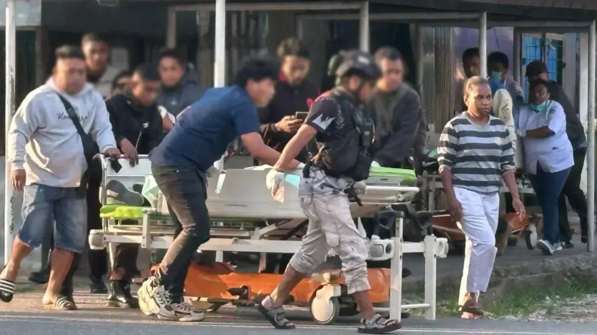 Satgas Operasi Damai Cartenz mengevakuasi para korban penembakan KKB di Jayawijaya pada Rabu sore (9/9). (Polri)