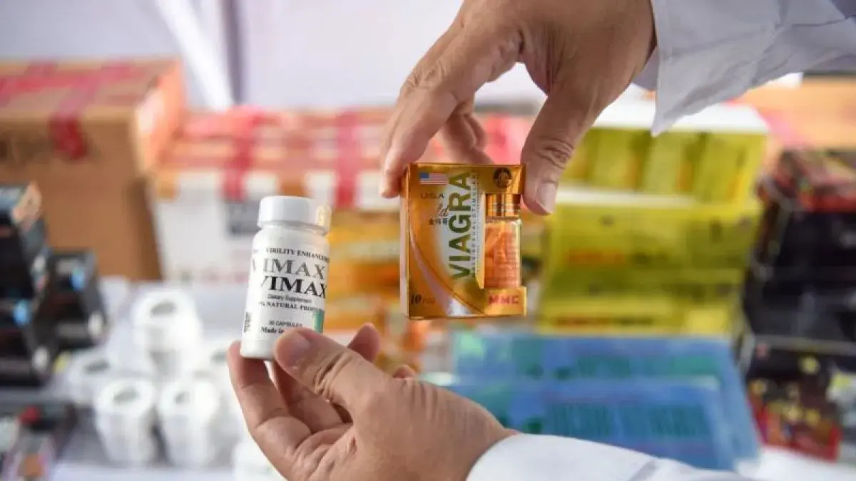 Ilustrasi - Petugas menunjukkan sejumlah produk obat kuat ilegal saat rilis hasil penindakan gudang sediaan farmasi ilegal di Kantor BBPOM di Jakarta, Cilangkap, Jakarta Timur. (ANTARA FOTO/Indrianto Eko Suwarso/tom)