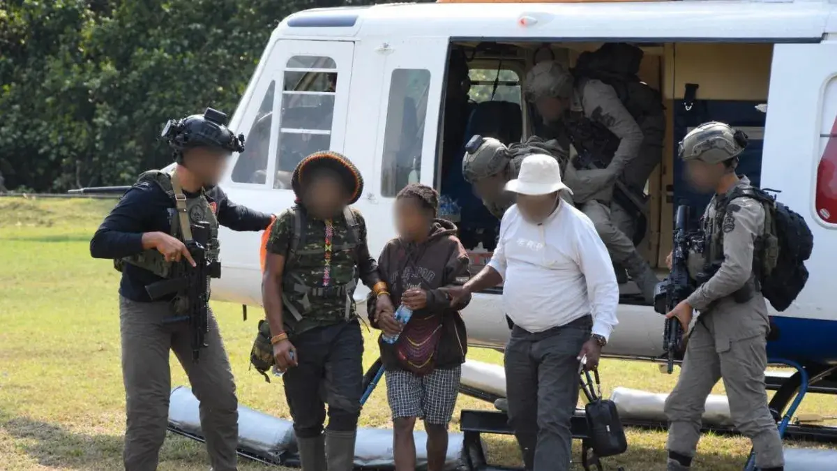 Tim gabungan Satgas Kepolisian ODC dan Polres Mimika  dan didukung oleh tokoh masyarakat berhasil mengevakuasi Demerina Uamang  (23) salah satu dari sembilan  korban penculikan yang dilakukan oleh KKB dari Kampung Bela I, Distrik Alama ke Timika Senin (14/9/2026). (ANTARA/HO-Humas Damai Cartenz 2026)