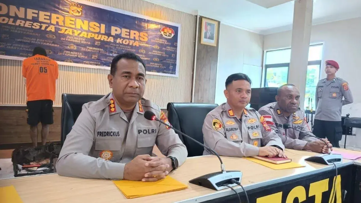 Kapolresta Jayapura Kota Kombes Fredrickus Maclarimboen. (ANTARA/Evarukdijati)