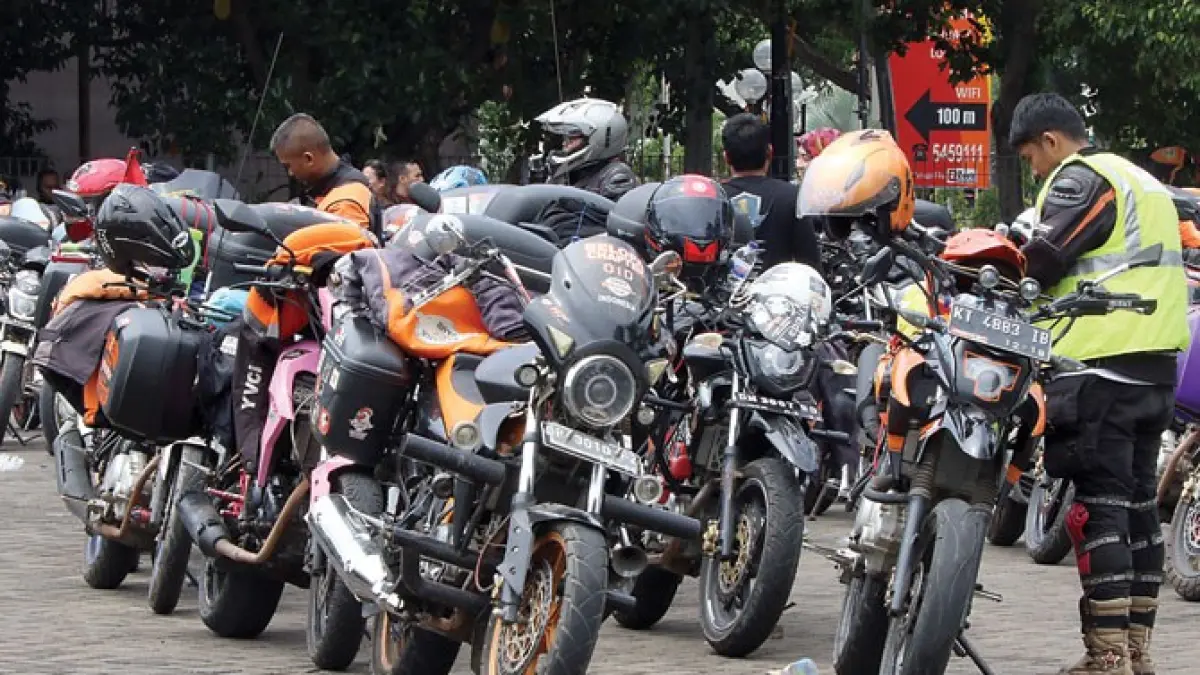 Peserta touring Yamaha Vixion 1 Dekade mem- persiapkan motornya di Lapangan Yamaha, Surabaya, kemarin. (jpg)