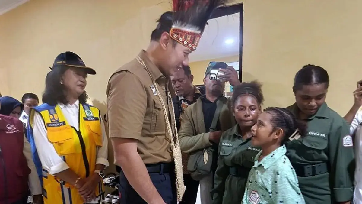 Menteri Koordinator Bidang Infrastruktur dan Pembangunan Kewilayahan RI Agus Harimurti Yudhoyono berbincang didampingi Wakil Menteri PU RI Diana Kusumastuti dengan peserta didik Sekolah Rakyat Papua di Kota Jayapura dalam lawatannya, Jumat (18/9/2026). (ANTARA/Yudhi Efendi/pri)