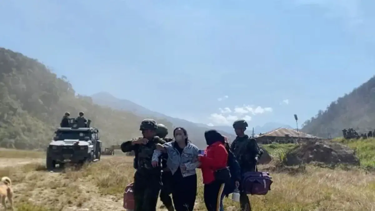 Prajurit Pangkoops TNI Habema mengevakuasi dengan pengawalan ketat Ibu Sinta Bilolo, istri korban penembakan KKB Aris Sanda, dan dua orang pendamping menggunakan helikopter Bell dan Fennec dari Mbua ke Kenyam, kemudian dilanjutkann ke Wamena, Kamis (17/9/2026). (ANTARA/HO-Dok Koops TNI Habema)