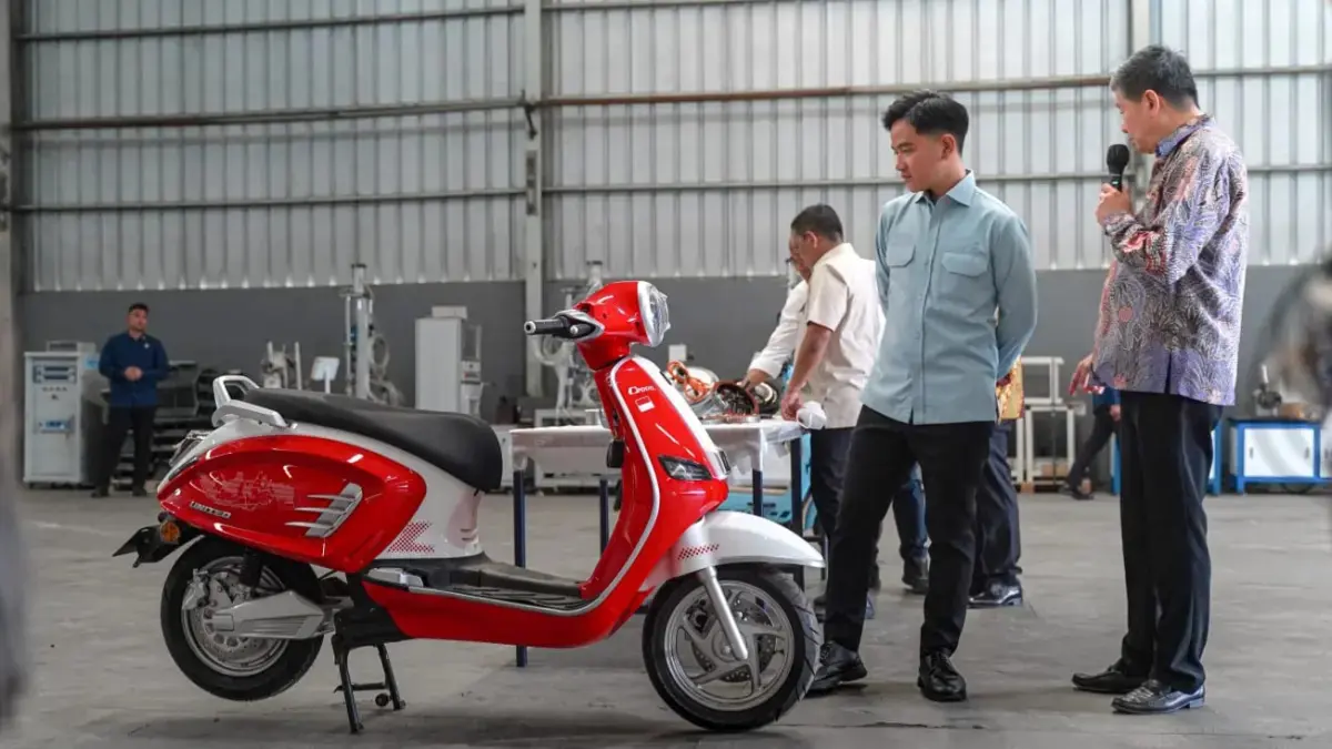 Wakil Presiden RI, Gibran Rakabuming Raka menyaksikan salah satu model C2000 edisi Merah Putih saat melakukan kunjungan di pabrik motor listrik PT Terang Dunia Internusa Tbk. (Istimewa)