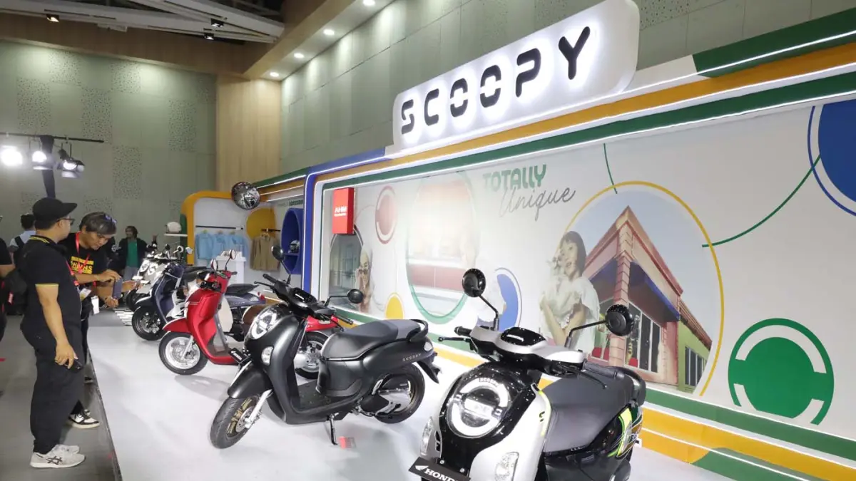 Pengunjung menyaksikkan New Honda Scoopy terbaru yang di luncurkan di Cikarang, Jawa Barat, Selasa (5/11/2024). (Fedrik Tarigan/ Jawa Pos)