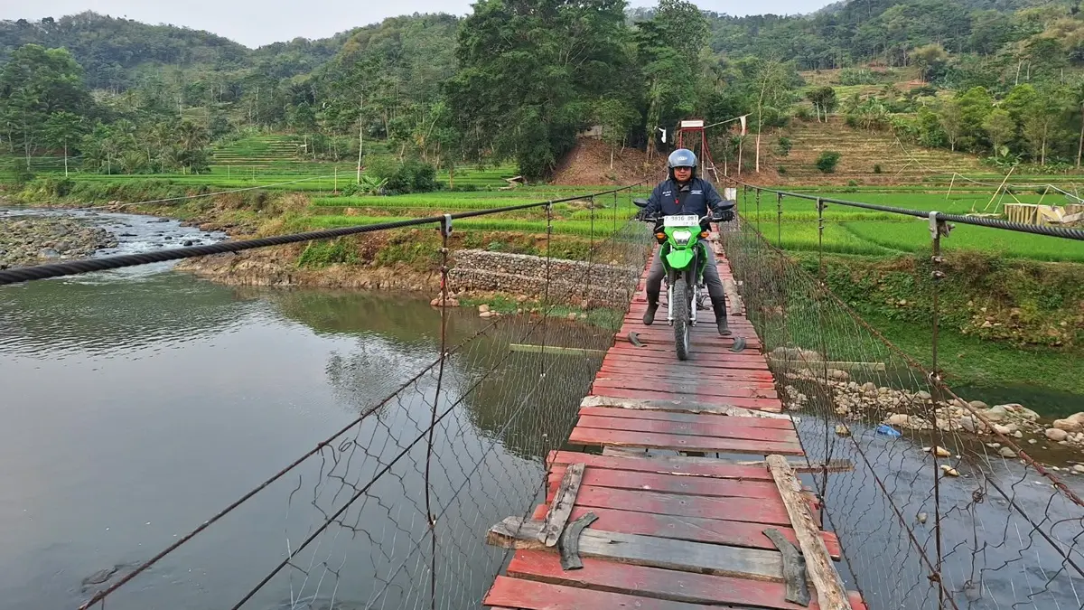 Terjang Jalur Terjal Pegunungan Garut, Mantri BRI Buka Akses Keuangan hingga Pelosok
