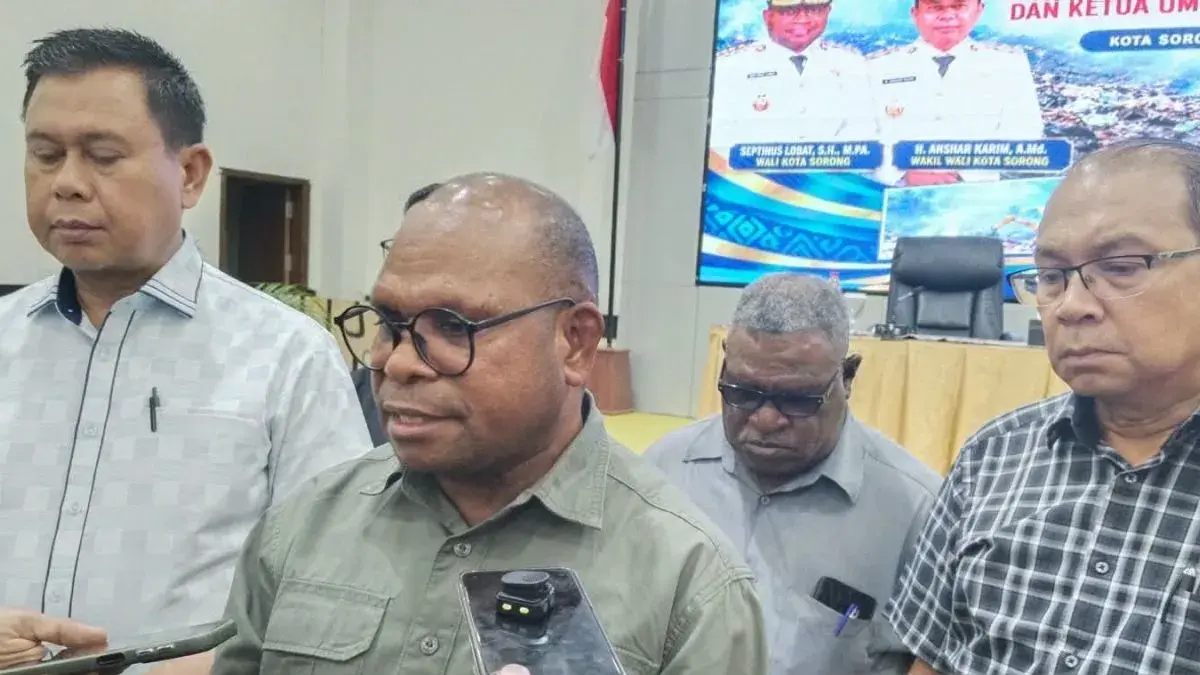 Wali Kota Sorong Septinus Lobat. (ANTARA/Yuvensius Lasa Banafanu)