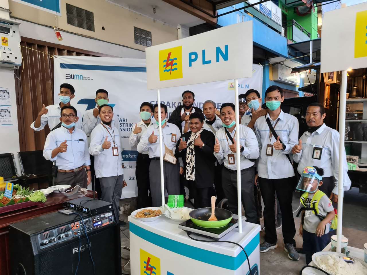 UNTUK NEGERI: Joan Idol dan manajemen PLN UP3 Manokwari usai demo masak untuk memeriahkan Hari Listrik Nasional ke-75 dalam launching ‘Gerakan Indonesia Mandiri Energi Dengan Kompor Induksi’ di Kantor ULP Manokwari Kota, Selasa (27/10/20).