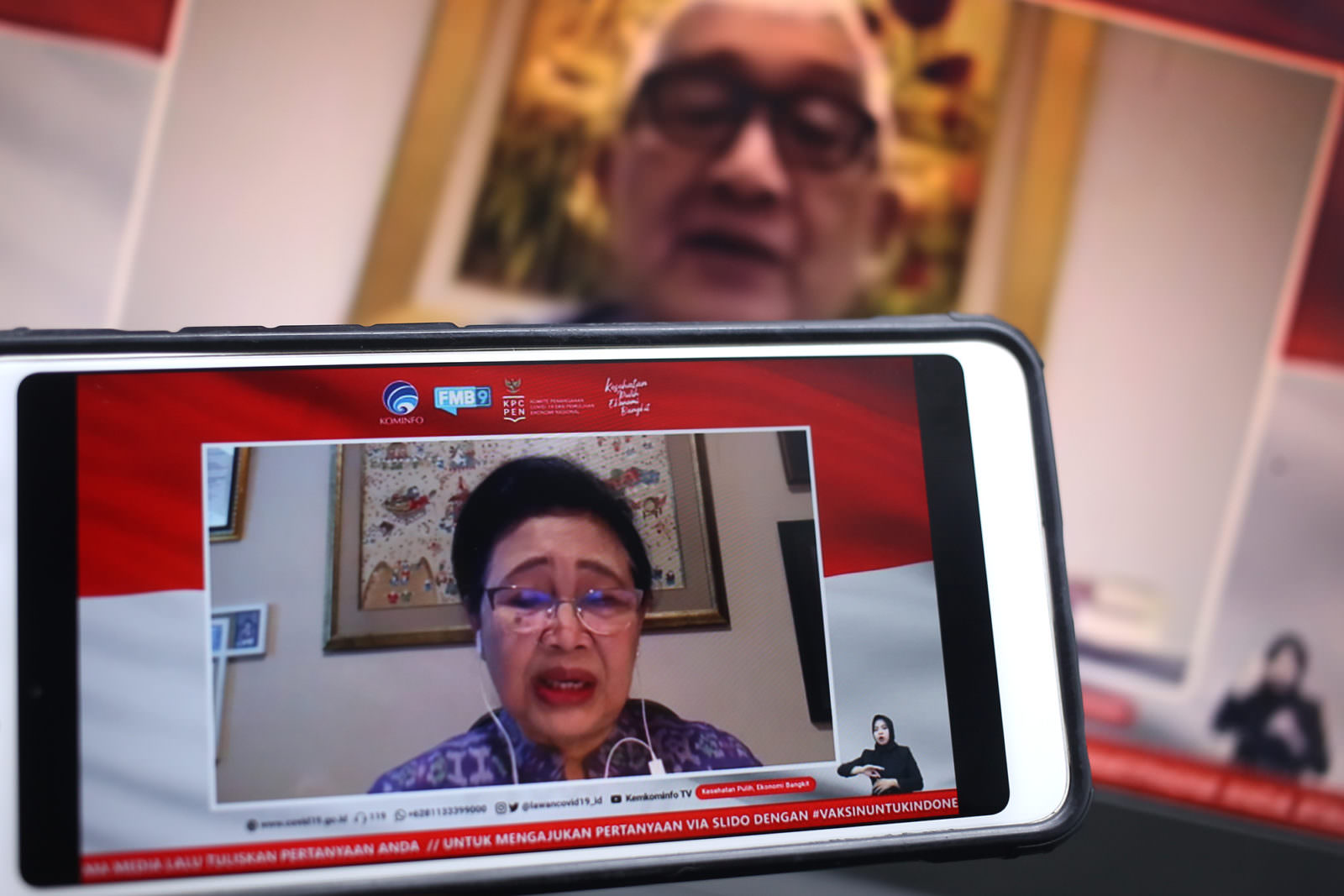 KOORDINASI: Prof. Dr. Sri Rezeki Hadinegoro Indonesia in Technical Advisory Group in Immunization (ITAGI) dan Prof. Kusnadi Rusmil, Ketua Tim Riset Uji Klinis Vaksin Covid-19 Unpad menjadi pembicara dalam dialog produktif bertema Berjuang Tanpa Lelah Meny