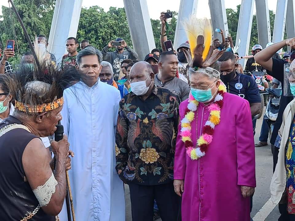 SANG GEMBALA: Mgr Petrus Canisius Mandagi, MSC disambut umat di Paroko Kristus Raja Mindiptana, Keuskupan Agung Merauke, Minggu (25/10) lalu. (Alfin Buarlele/Ist)
