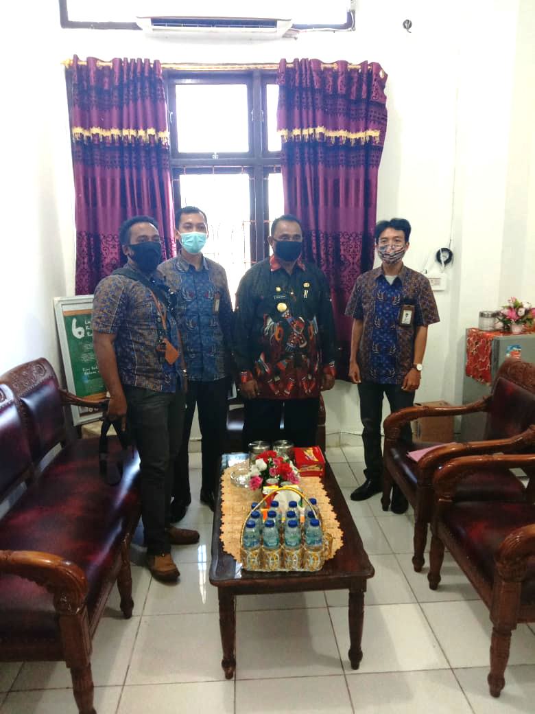 BANGUN SINERGITAS: Manager Unit Layanan Pelanggan PLN Prafi, Amin Setiadji dan tim bertemu Pjs Bupati Musa Kamudi, di ruang kerjanya, Rabu (19/11/20).