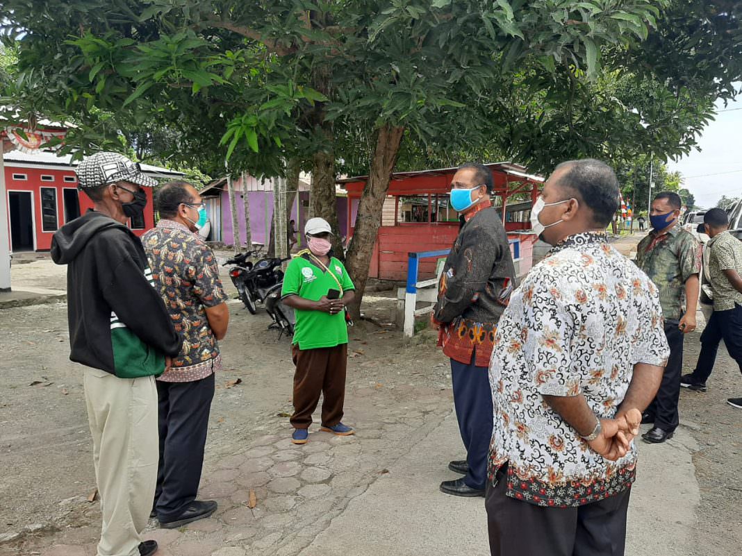 HARUS TEGAS: Pjs Bupati Musa Kamudi melakukan sidak ke kantor-kantor OPD di lingkup Pemerintah Kabupaten Manokwari Selatan, Kamis (1/10/20).