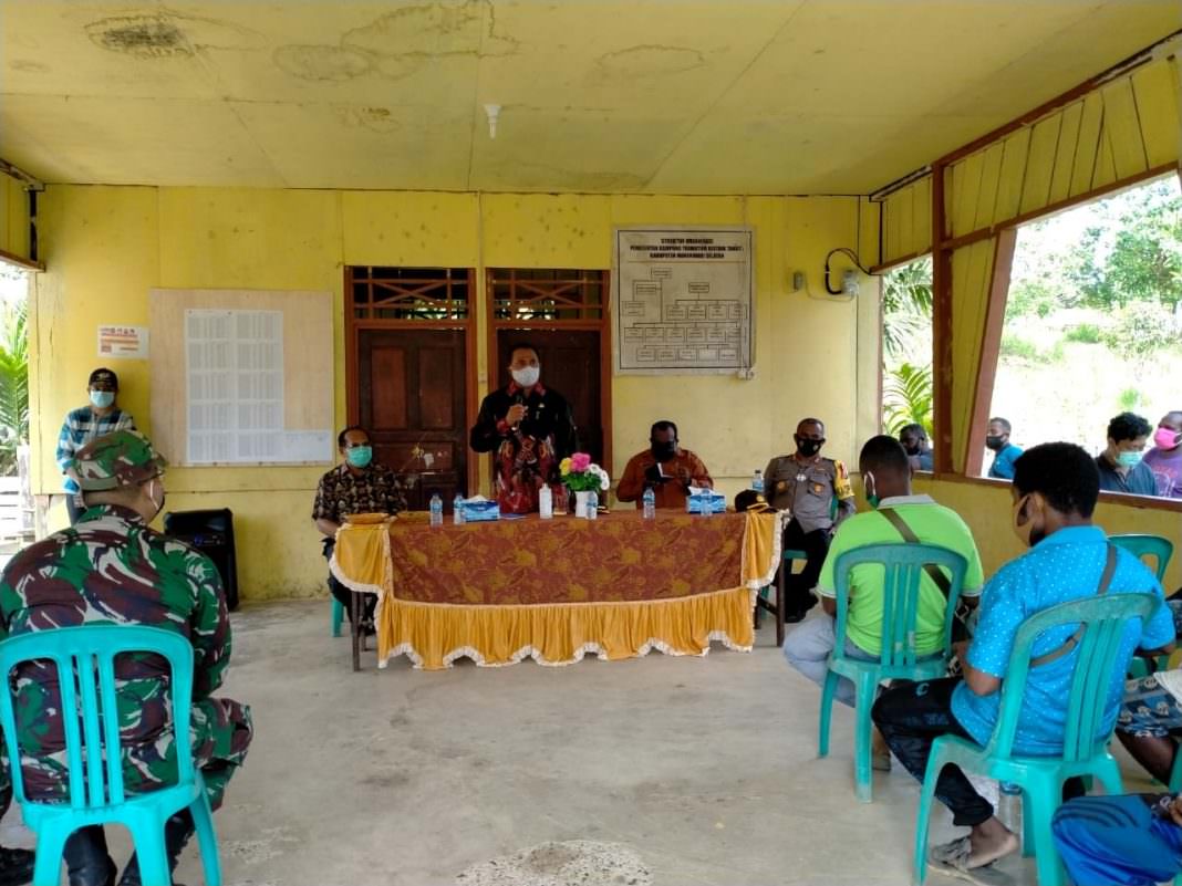 KOMUNIKATIF: Pjs Bupati Manokwari Selatan, Musa Kamudi melakukan kunjungan kerja ke Distrik Isim dan Tahota, Kamis (22/10/20).