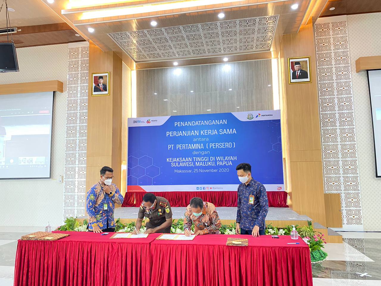 BANGUN SINERGITAS: Penandatanganan MoU Kolaborasi anatar Pertamina dan Kejagung Republik Indonesia di Makassar, Rabu (25/11/20).