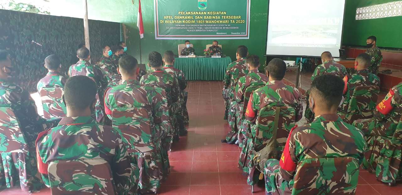 SATU KOMANDO: Kasdim Letkol Inf Saheri memimpin apel Danramil dan Babinsa Tersebar Tahun 2020 di Aula Lapangan Tembak Kodim 1801/Mkw, Jln Brawijaya Sarinah Manokwari, Kamis (3/12/20).