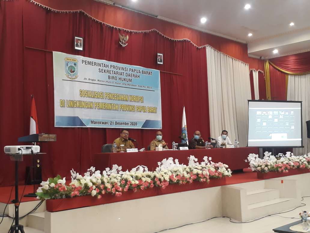 SINERGI: Para narasumber kegiatan ‘Sosialisasi Pencegahan Korupsi di Lingkungan Pemerintah Provinsi Papua Barat’ yang digelar Biro Hukum di Hotel Valdos Manokwari, Senin (21/12/20).