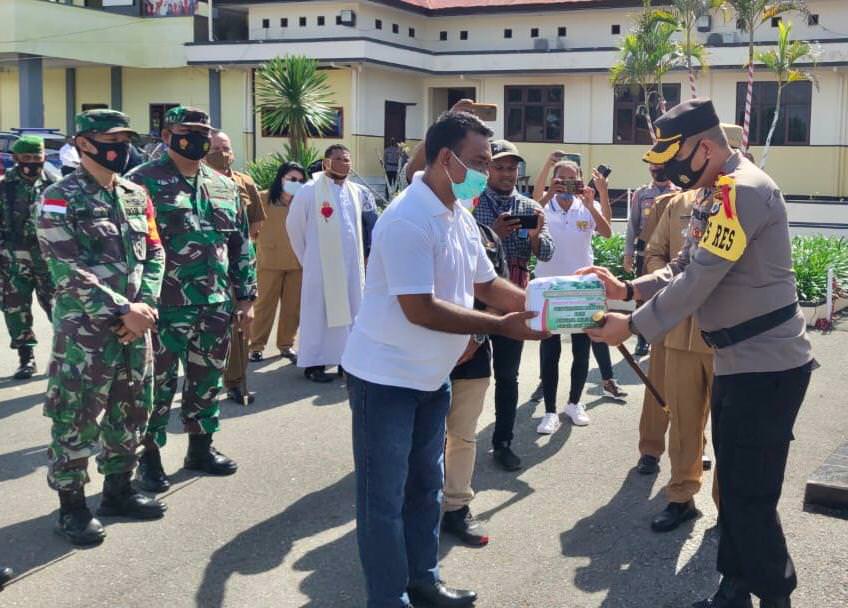 SUPPORT: Para pekerja hulu migas Wilayah Pamalu menyerahkan bantuan Setitik Kasih ke Polres Kepulauan Tanimbar, Senin (21/12/20).