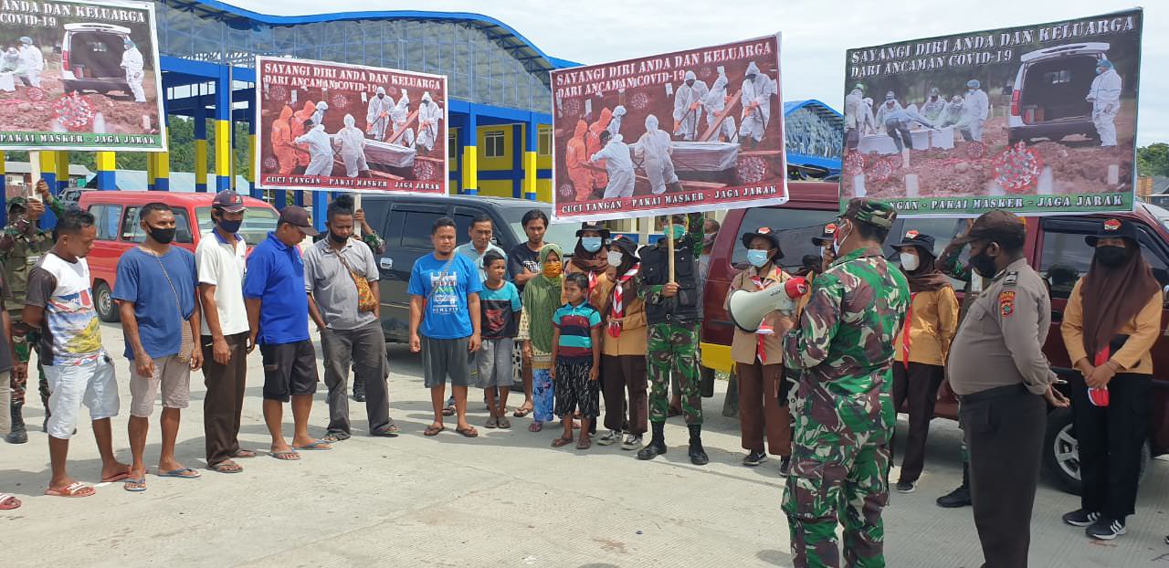 SINERGI: Kodim 1801/Manokwari terus melakukan sosialisasi, edukasi dan imbauan ke masyarakat terkait bahaya dan pencegahan Covid-19 di sejumlah fasilitas publik di Manokwari, Senin (1/2/21).