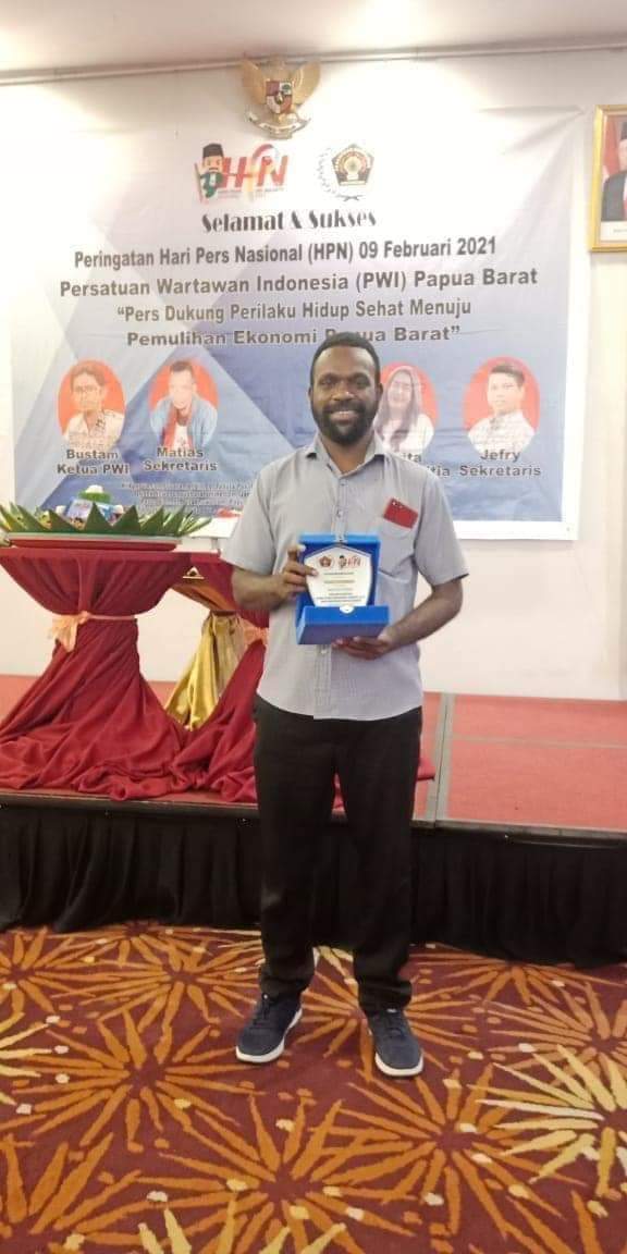 INSPIRATIF: Lamek Dowansiba usai menerima penghargaan insan pers saat perayaan puncak HPN di salah satu hotel di Manokwari, Selasa (9/2/21).