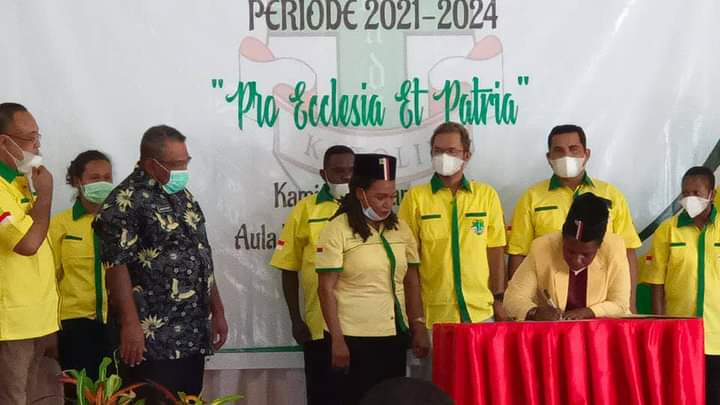 Wabup Teluk Bintuni Matret Kokop didampingi Yosepha Faan, Ketua Pemuda Katolik Komda Papua Barat menyaksikan Ketua Pemuda Katolik Komcab Teluk Bintuni Yustina Ogoney, menandatangani berita acara pelantikan di Aula Gereja Katolik Paroki Santo Yohanes, Bint