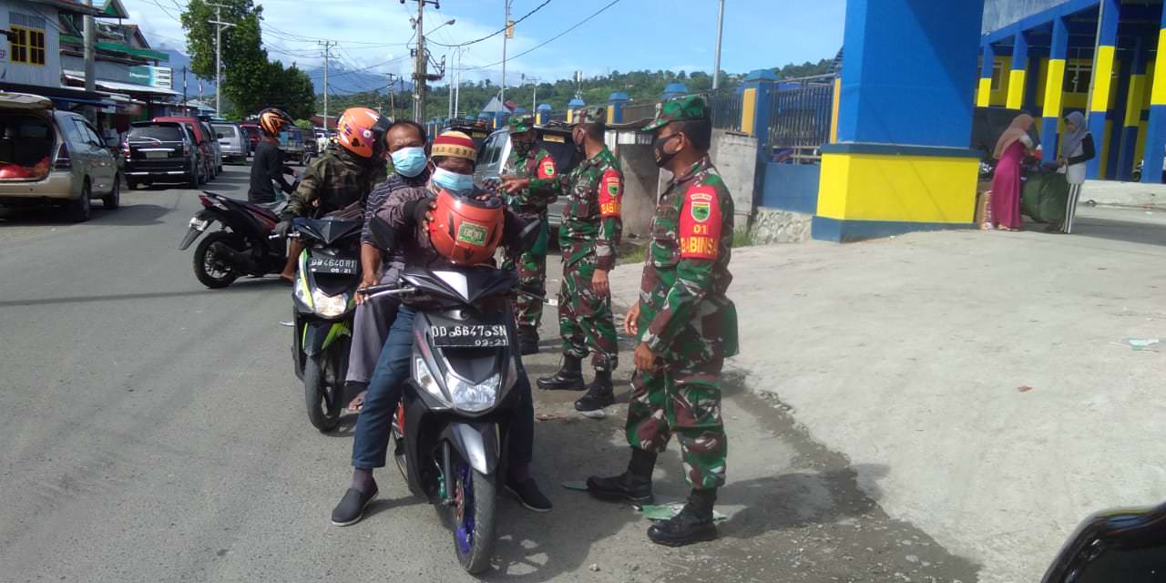 Babinsa Koramil 1801-01/Manokwari turun ke jalan dan melakukan sosialisasi serta edukasi ke warga serta pengguna jalan terkait pemutusan rantai penyebaran Covid-19, Selasa (9/3/21).