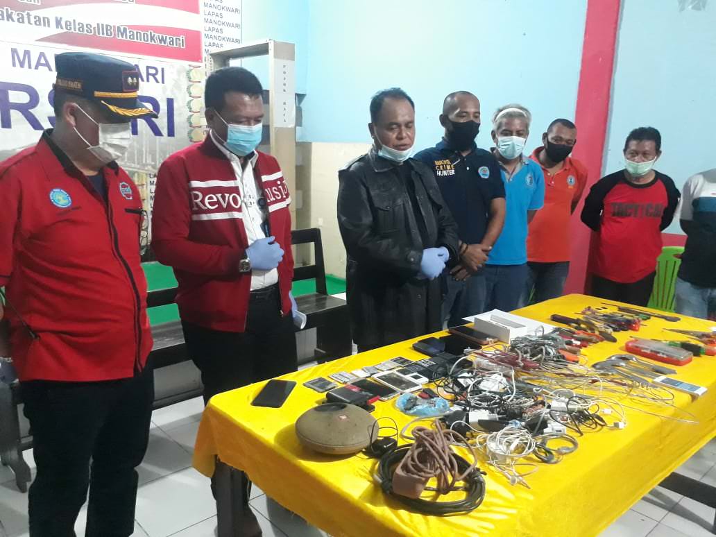 Kanwil Kemenkumham PB dan BNNP PB menunjukan barang bukti yang ditemukan usai melakukan sidak di Lapas Kelas IIB Manokwari, Jumat malam (12/3/21).