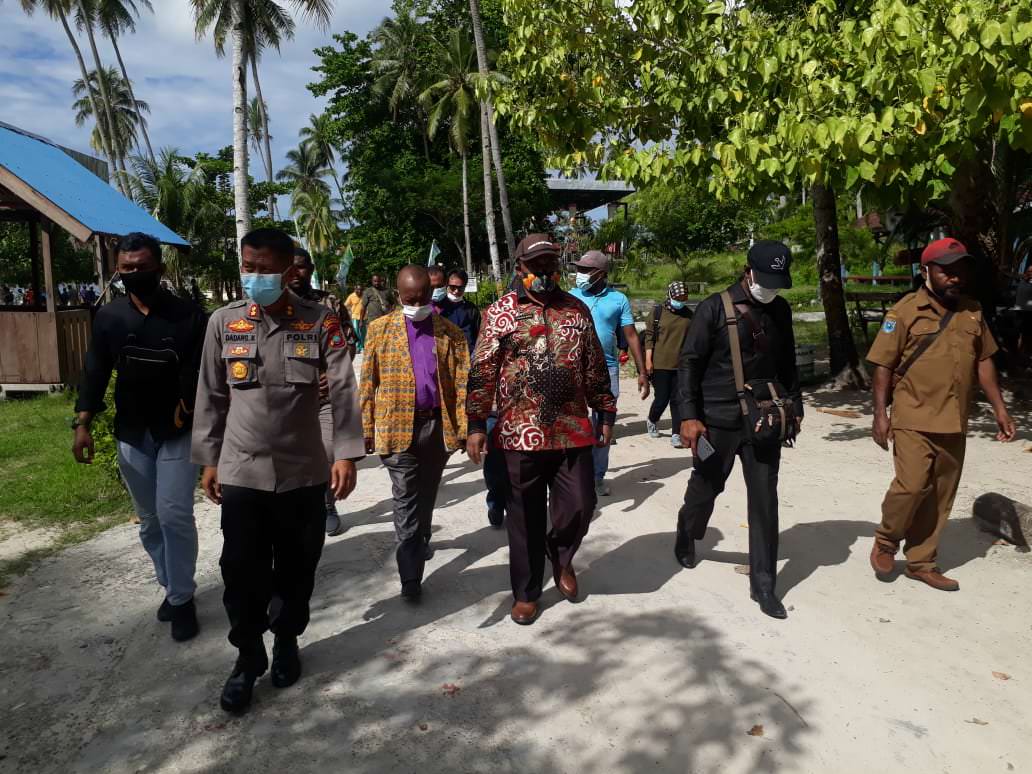Bupati Manokwari Hermus Indou (Tengah) dan rombongan usai kegiatan Batu Pertama Pembangunan Gereja Jemaat GKI Lahai Roi, Mansinam, Jumat (26/3/21).