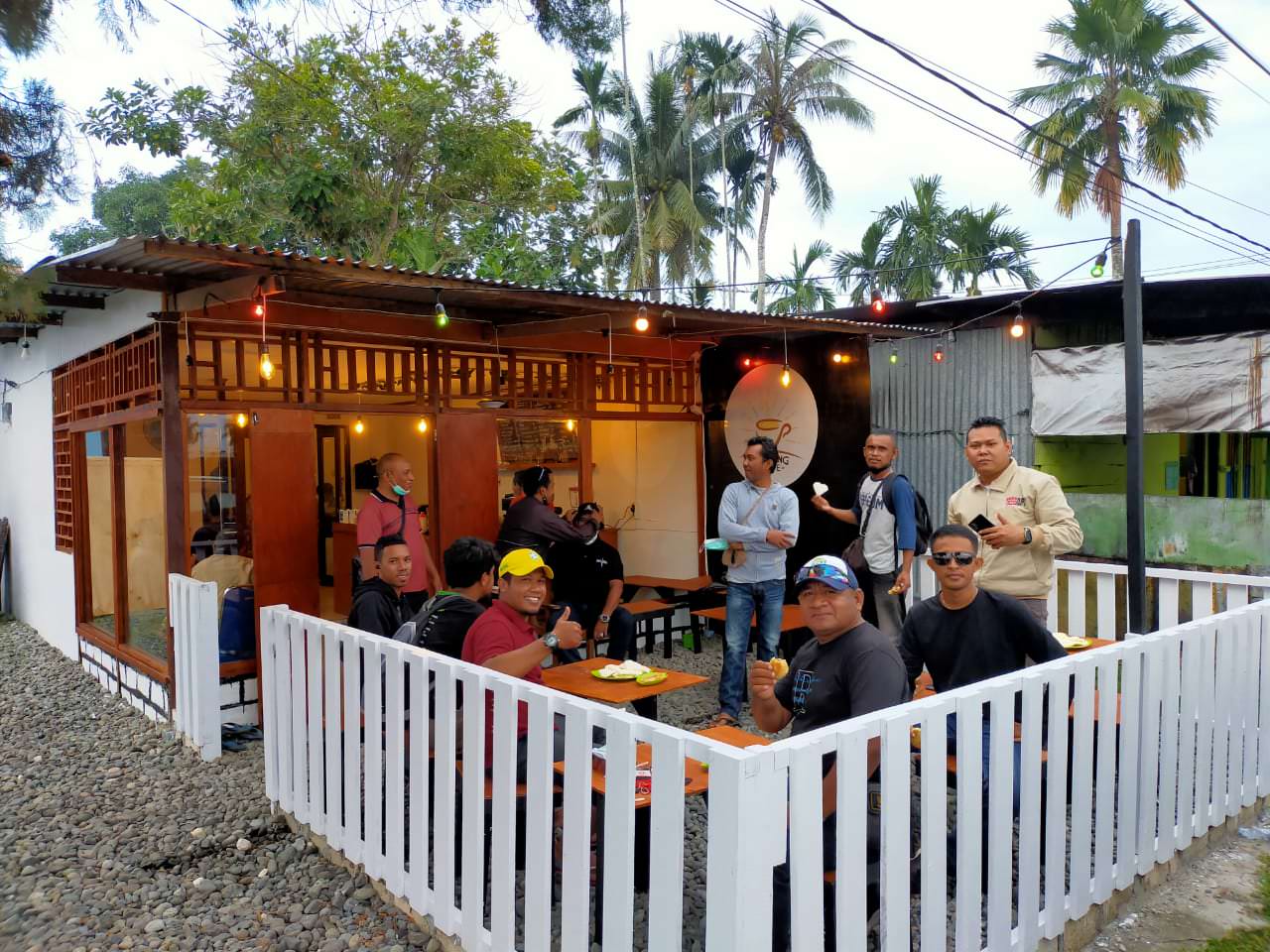 Pengunjung Gemilang Cafe yang berada di ruas Jalan Raya Manokwari - Pasir Putih, Kampung Ambon Manokwari, Sabtu (27/3/21)