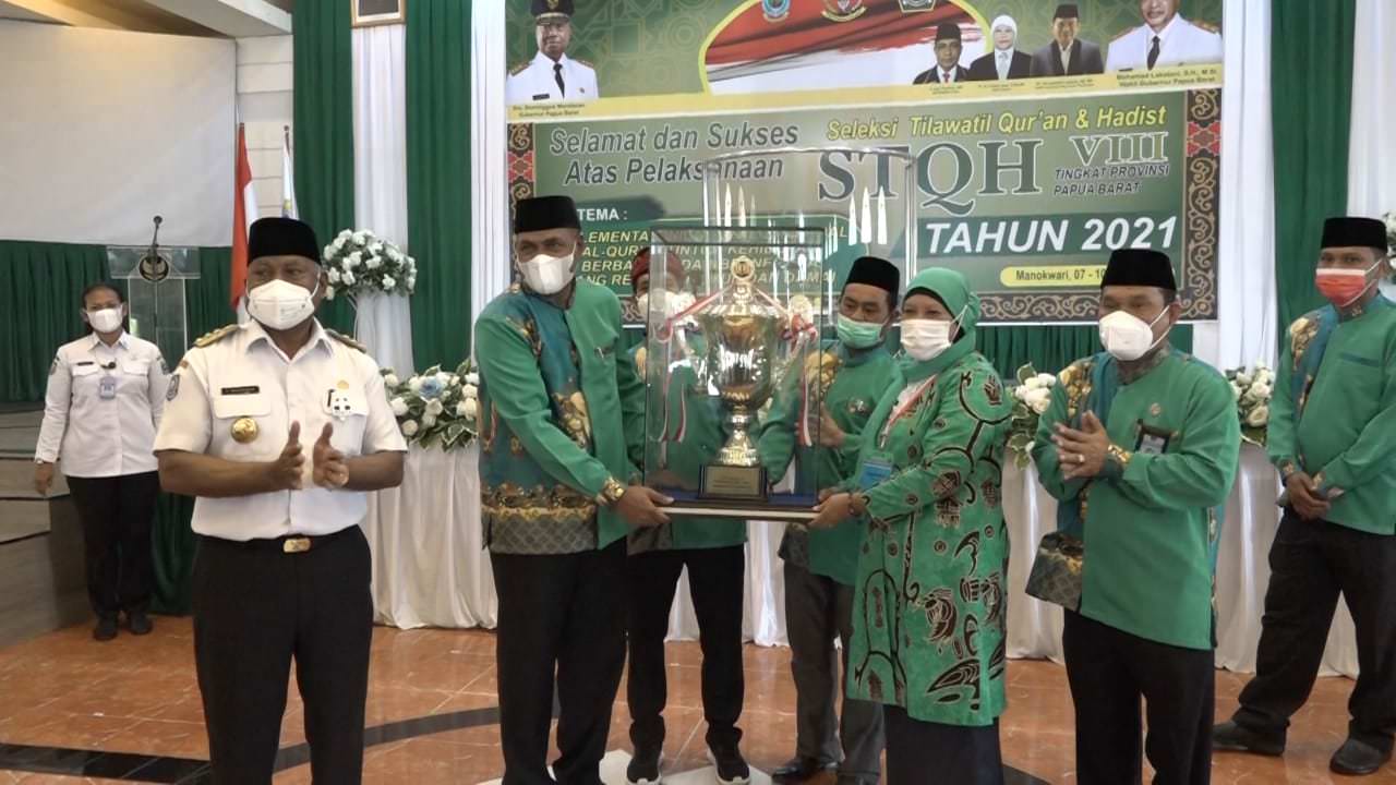 Wakil Gubernur Papua Barat Mohamad Lakotani selaku ketua STQH Papua Barat menyerahkan piala bergilir kepada Ketua Panitia Pelaksana Baesara Wael, yang sebelumnya diterima dari Gubernur Dominggus Mandacan.