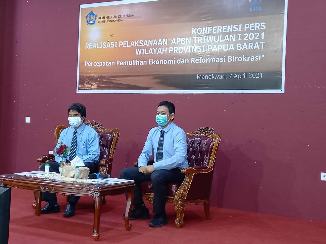Kakanwil Direktorat Perbendaharaan Papua Barat M. Ali Hanafi saat melakukan konfrensi pers di kantornya, Rabu (7/4/21).