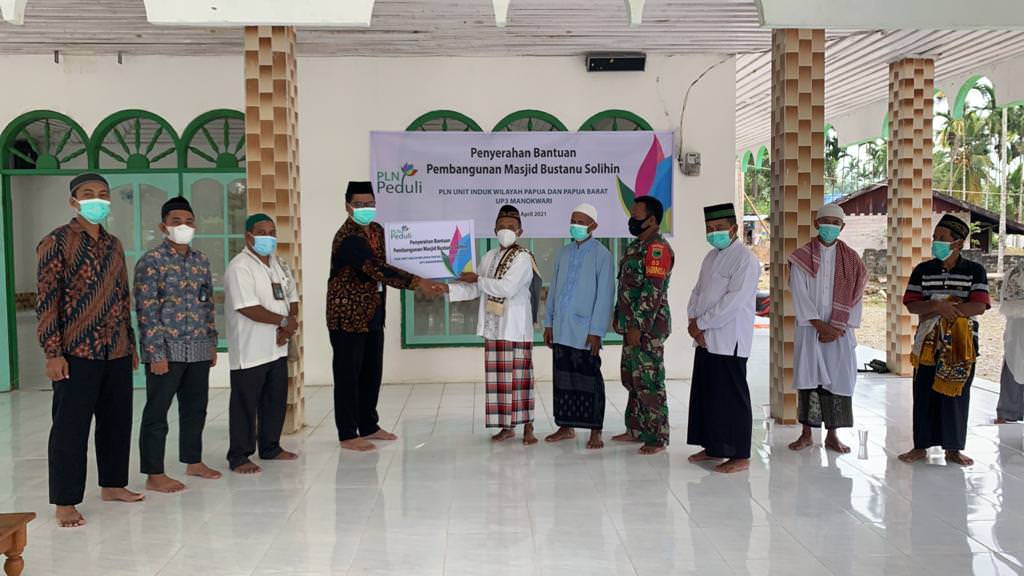 PEDULI: PLN UP3 Manokwari menyerahkan bantuan di Masjid Bustanu Sholihin, Prafi, Jumat (9/4/21).