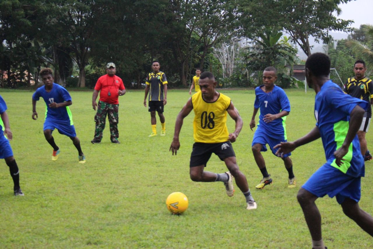 SPORTIF: Tim Sepakbola Kodim 1801/Manokwari Vs Karang Taruna Sanggeng di Lapangan Bola Makodim 1801/Manokwari, Minggu (11/4/21).  