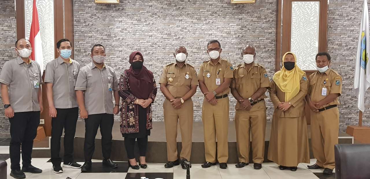 AKRAB: GubernurnPapua Barat Dominggus Mandacan dan jajarannya foto bersama Kepala BPJS Ketenagakerjaan Cabang Papua Barat Mintje Wattu serta jajarannya, Selasa (13/4/21).