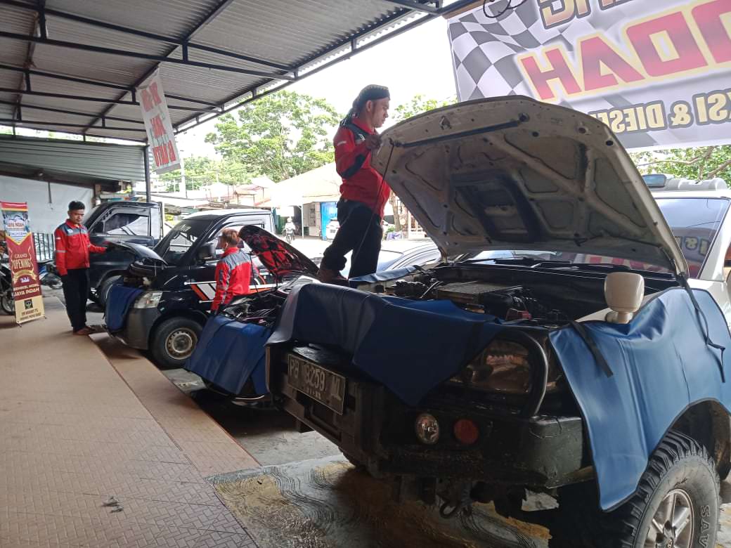 JAWAB KEBUTUHAN: Mekanik Jaya Indah Bengkel Injeksi dan Diesel lagi melakukan perbaikan mobil dan dipastikan dalam waktu cepat langsung dioperasikan.