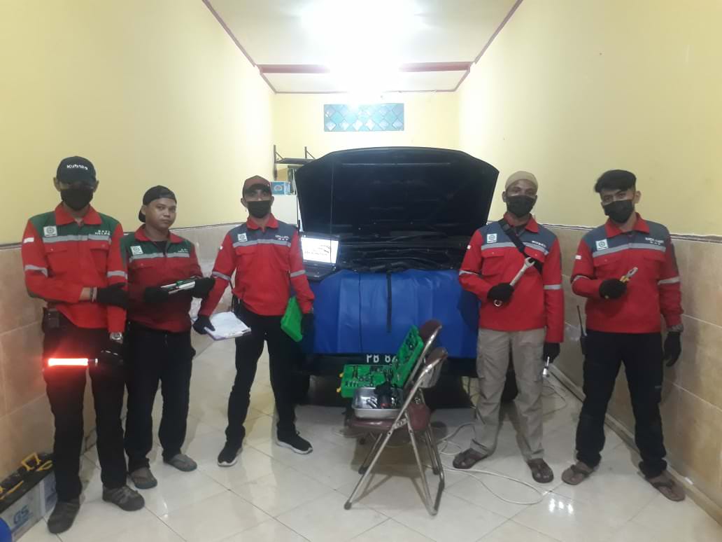 SIAGA: Crew Jaya Indah Bengkel Injeksi dan Diesel Manokwari yang siap melayani keluhan dan perbaikan mobil para klien.