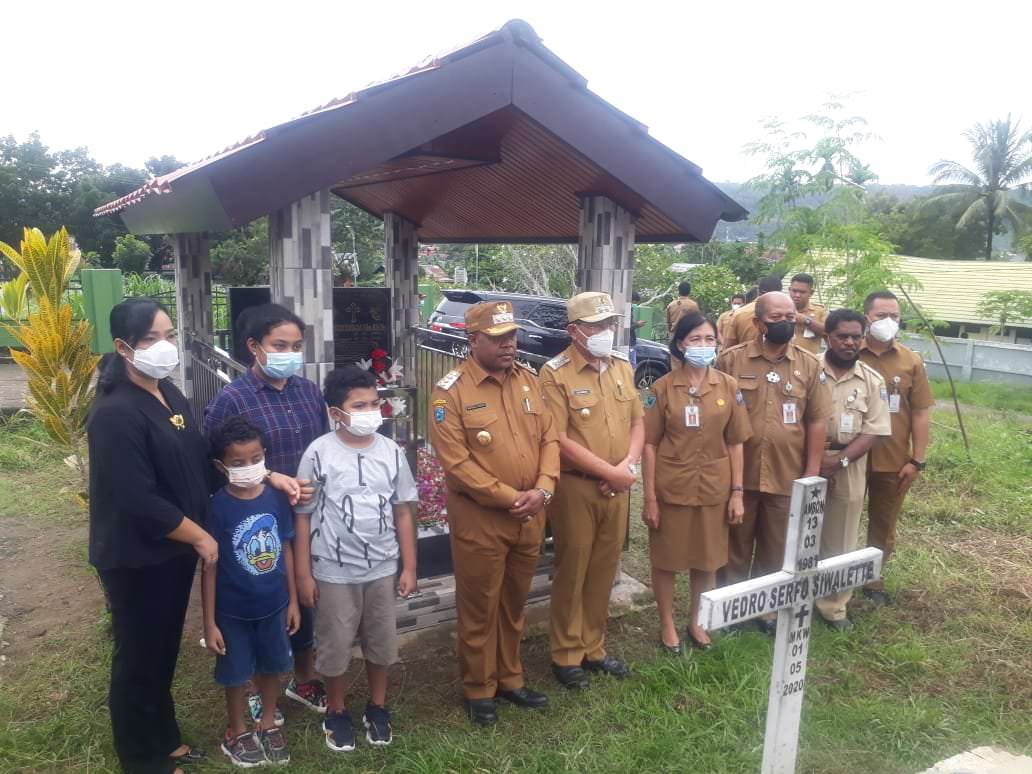 MENGENANG: Irma Purnamasari (Isteri mendiang Demas Paulus Mandacan) dan anak-anak bersama Bupati Hermus Indou, Wabup Edi Budoyo, Sekda Mersiyana Djalimun serta beberapa pimpinan OPD di lingkup Pemkab Manokwari di depan makam Alm Demas Paulus Mandacan di k