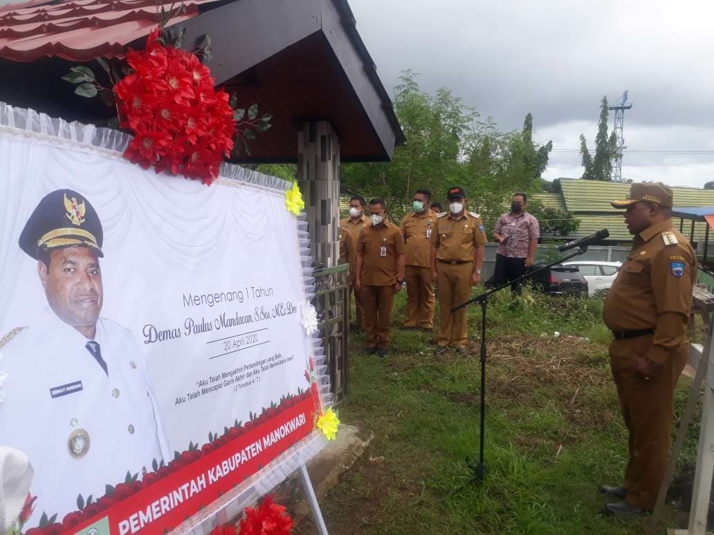 KHIDMAT: Bupati Hermus Indou memimpin penghormatan kepada mendiang Demas Paulus Mandacan (Bupati Manokwari periode 2016-2021) di komplek Taman Makam Bahagia, Jln Pahlawan-Sanggeng, Manokwari, Selasa (20/4/21).